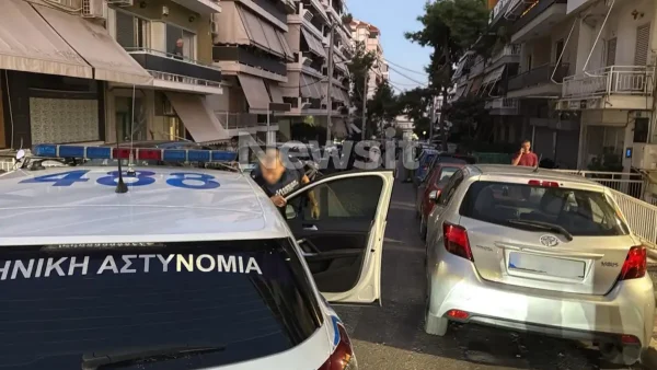 Συναγερμός στη Νίκαια: Οπλισμένος άνδρας κρατά όμηρο μια γυναίκα μέσα στο σπίτι του