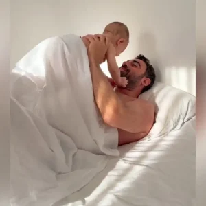 Ο Νίκος Πολυδερόπουλος δημοσίευσε ένα τρυφερό βίντεο, όπου κάνει αγκαλιές και παιχνίδια με τον γιο του στο κρεβάτι