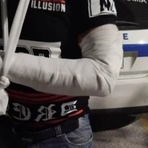 «Θα σε σκοτώσω»: Στη φυλακή Ρομά που επιτέθηκε με σκουπόξυλο κι έσπασε το χέρι ταξιτζή στον Βόλο γιατί αρνήθηκε να επιβιβάσει τον ίδιο και τον πατέρα του