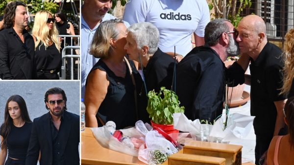 Συντετριμμένη η οικογένεια του Γιώργου Μαζωνάκη στο τελευταίο αντίο - Στο πλευρό τους συνάδελφοι του τραγουδιστή