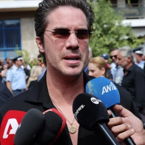 «Νιώθω κάποιες ενοχές»: Είπε ο Νίκος Οικονομόπουλος στο τελευταίο «αντίο» στον Γιώργου Μαζωνάκη