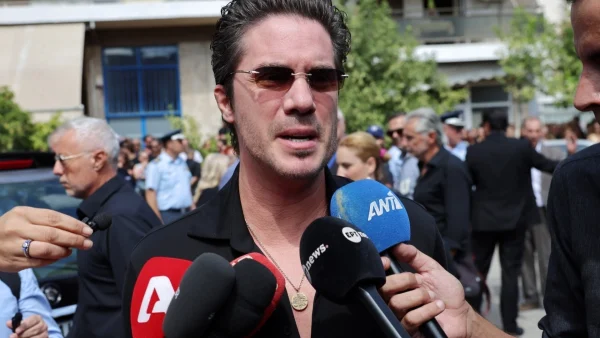 «Νιώθω κάποιες ενοχές»: Είπε ο Νίκος Οικονομόπουλος στο τελευταίο «αντίο» στον Γιώργου Μαζωνάκη