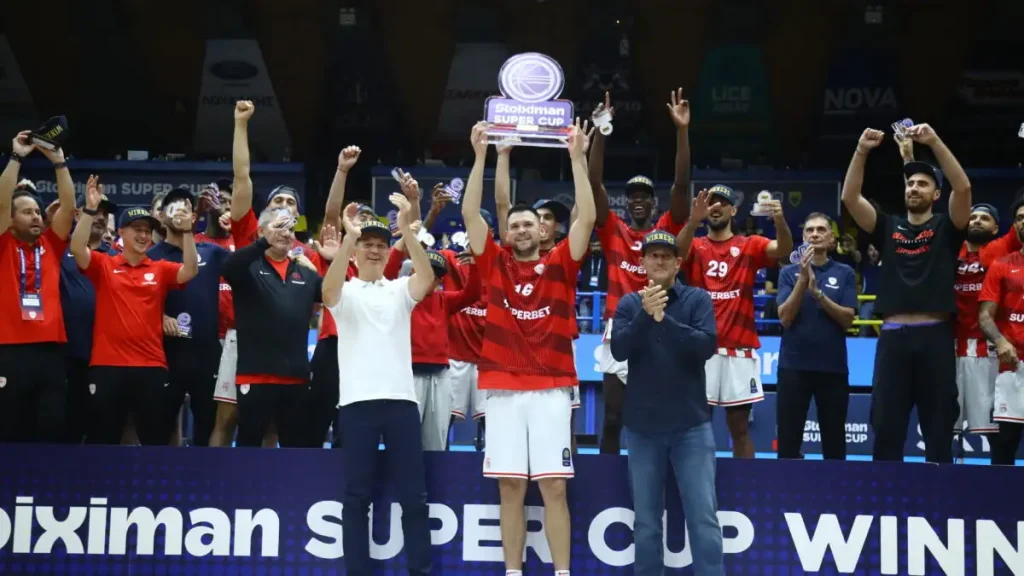 Η απονομή του Super Cup στον Ολυμπιακό: Ο Κώστας Παπανικολάου σήκωσε το τρόπαιο στο κλειστό του Περιστερίου