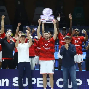 Η απονομή του Super Cup στον Ολυμπιακό: Ο Κώστας Παπανικολάου σήκωσε το τρόπαιο στο κλειστό του Περιστερίου