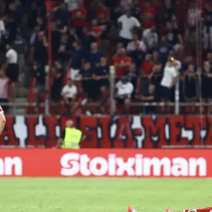 Ολυμπιακός: Συνθήματα για Μεντιλίμπαρ στο «Καραϊσκάκης» μετά το γκολ του ΟΦΗ