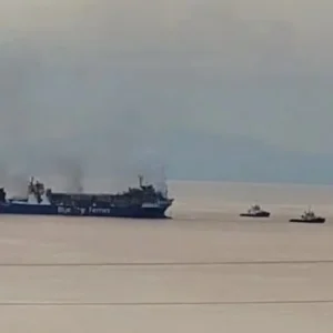 Συνεχίζεται η κατάσβεση στο πλοίο που έπιασε φωτιά ανοιχτά της Μυκόνου -Τα επόμενα βήματα της επιχείρησης