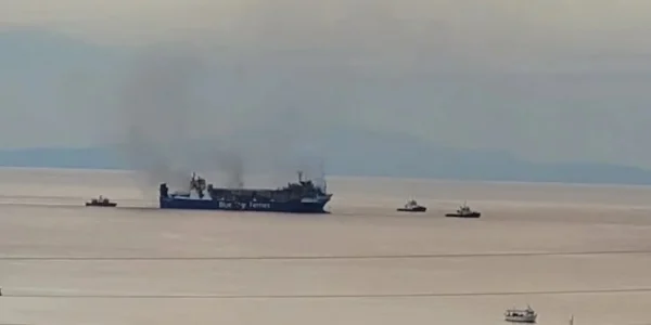 Συνεχίζεται η κατάσβεση στο πλοίο που έπιασε φωτιά ανοιχτά της Μυκόνου -Τα επόμενα βήματα της επιχείρησης