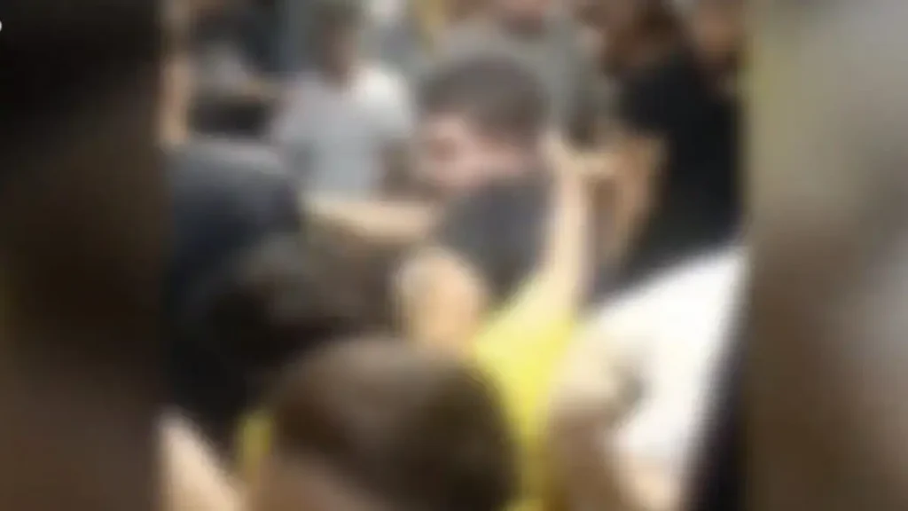 Παγκράτι: Άγρια συμπλοκή νεαρών μέσα σε γεμάτο λεωφορείο – Δείτε βίντεο