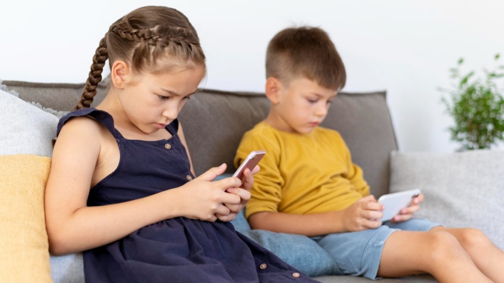 EU KIDS Act: Η Κομισιόν βάζει «στοπ» στα social media για παιδιά κάτω των 13 ετών - Τα «μίνι προφίλ» και οι «γονείς στο τιμόνι»