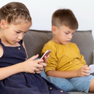 EU KIDS Act: Η Κομισιόν βάζει «στοπ» στα social media για παιδιά κάτω των 13 ετών - Τα «μίνι προφίλ» και οι «γονείς στο τιμόνι»