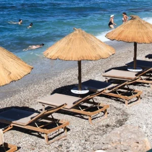 Βουλιαγμένη: «Της λέει 'άσε τες κάτω κ...' και σηκώνεται και τη χτυπάει» -Τι λέει ο 76χρονος για τον 82χρονο