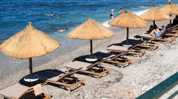 Βουλιαγμένη: «Της λέει 'άσε τες κάτω κ...' και σηκώνεται και τη χτυπάει» -Τι λέει ο 76χρονος για τον 82χρονο