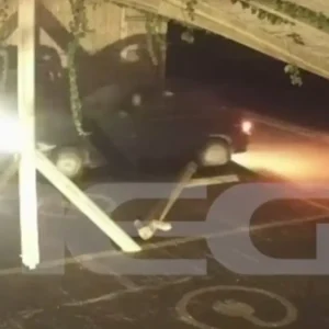 Πάρος: Αυτοκίνητο «μπούκαρε» σε πάρκινγκ ενοικιαζόμενων δωματίων στην Πούντα – Δείτε βίντεο
