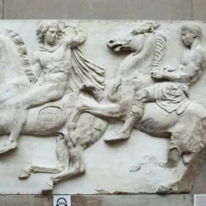 Το Βρετανικό Μουσείο «μοιράζει» δεξιά κι αριστερά θραύσματα από τα Γλυπτά του Παρθενώνα – Το «όχι» της Αθήνας