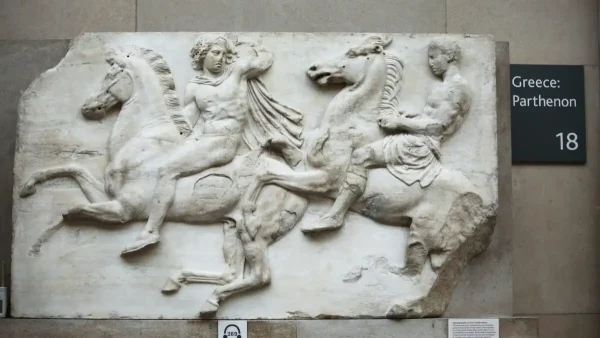 Το Βρετανικό Μουσείο «μοιράζει» δεξιά κι αριστερά θραύσματα από τα Γλυπτά του Παρθενώνα – Το «όχι» της Αθήνας
