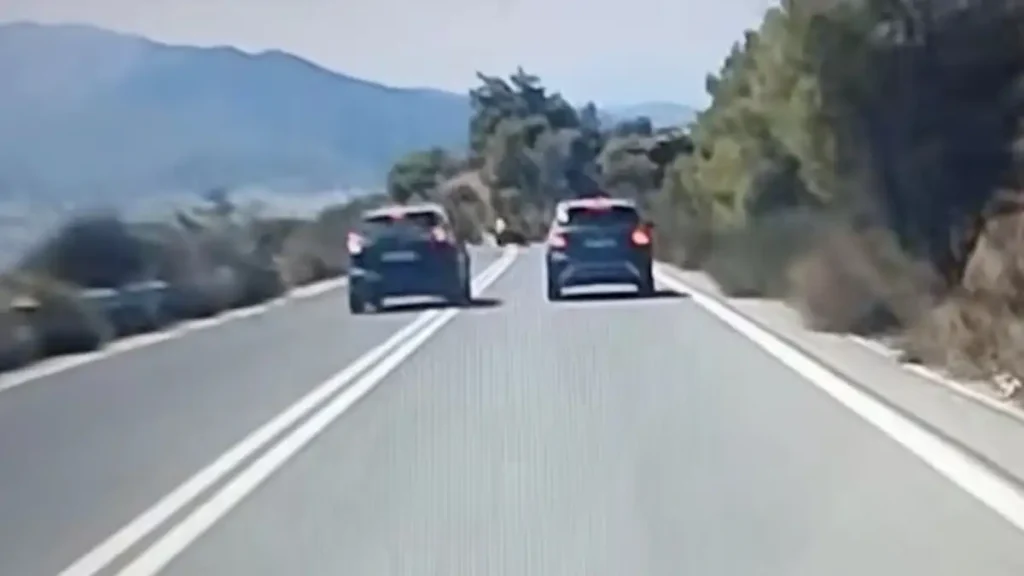 Πεντέλη: Συγκλονιστικό βίντεο από οδηγό να κάνει διπλή προσπέραση πάνω σε στροφή στο βουνό