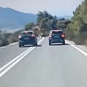 Πεντέλη: Συγκλονιστικό βίντεο από οδηγό να κάνει διπλή προσπέραση πάνω σε στροφή στο βουνό