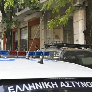 Θεσσαλονίκη: Μόνες τους βρέθηκαν στο πεζοδρόμιο δύο ανήλικες 2 και 4 ετών – Συνελήφθη ο πατέρας τους
