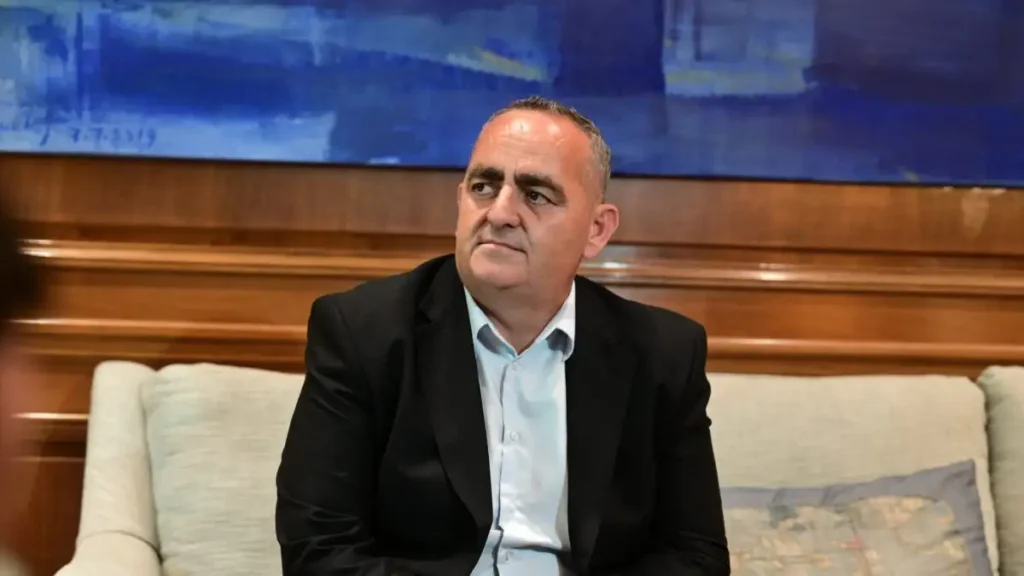 ΠΑΣΟΚ κατά ΝΔ: Ο Μπελέρης εκθειάζει τον Κασιδιάρη και ο Μπεκίρης από το γραφείο Μητσοτάκη συναντήθηκε με συνομιλητή του