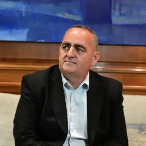 ΠΑΣΟΚ κατά ΝΔ: Ο Μπελέρης εκθειάζει τον Κασιδιάρη και ο Μπεκίρης από το γραφείο Μητσοτάκη συναντήθηκε με συνομιλητή του