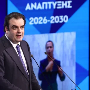 «Κουμπαράς για τη νέα γενιά»: Ο Πιερρακάκης αποδομεί τους μύθους και εξηγεί τη λειτουργία του ειδικού λογαριασμού