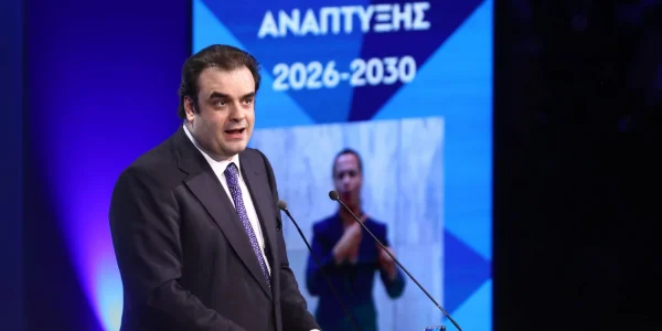 «Κουμπαράς για τη νέα γενιά»: Ο Πιερρακάκης αποδομεί τους μύθους και εξηγεί τη λειτουργία του ειδικού λογαριασμού