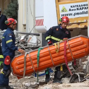 Τέσσερις νεκροί και δύο ακόμα αγνοούμενοι στο κτήριο που κατέρρευσε στην Πλάκα - Συνεχίζονται οι έρευνες των σωστικών συνεργείων