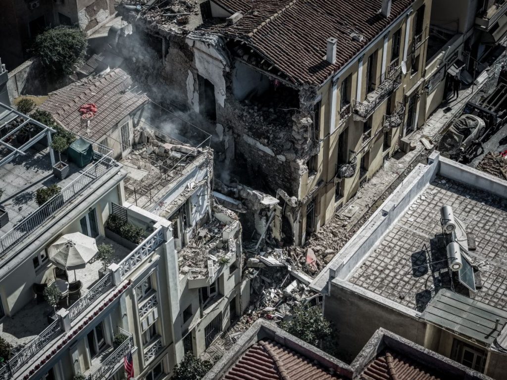 Σοκ με τους 6 νεκρούς από την κατάρρευση του κτιρίου στην Πλάκα -Ψάχνουν πώς έγινε η έκρηξη, όλα τα στοιχεία