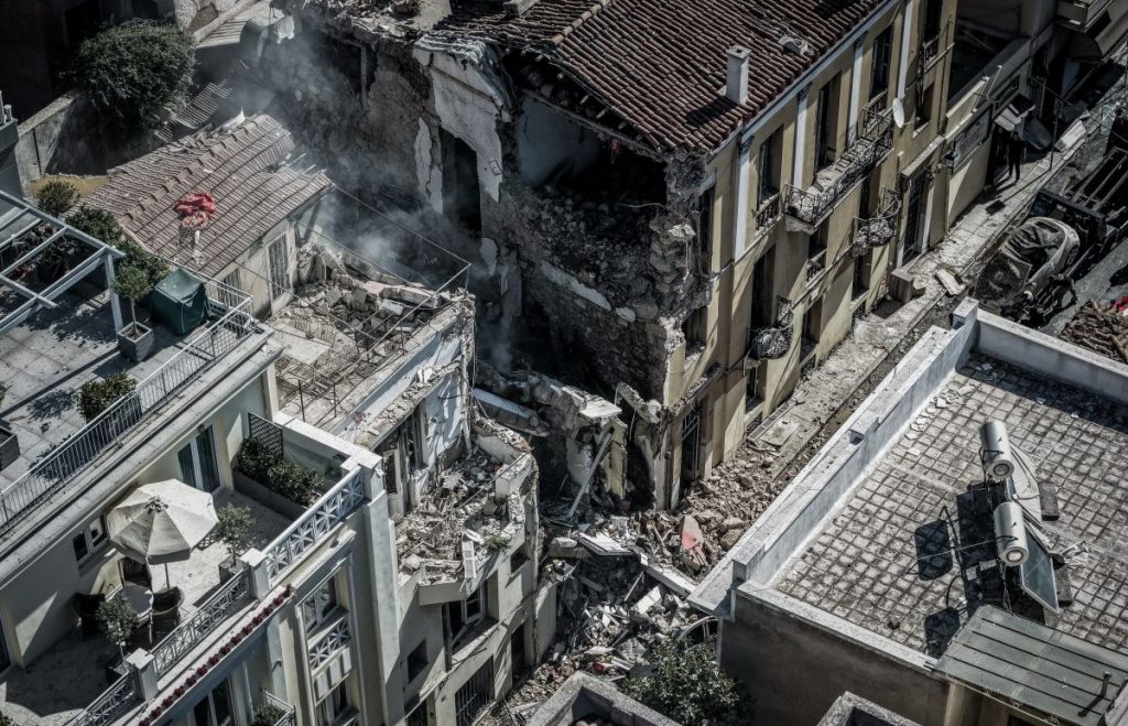 Σοκ με τους 6 νεκρούς από την κατάρρευση του κτιρίου στην Πλάκα -Ψάχνουν πώς έγινε η έκρηξη, όλα τα στοιχεία