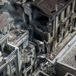 Σοκ με τους 6 νεκρούς από την κατάρρευση του κτιρίου στην Πλάκα -Ψάχνουν πώς έγινε η έκρηξη, όλα τα στοιχεία
