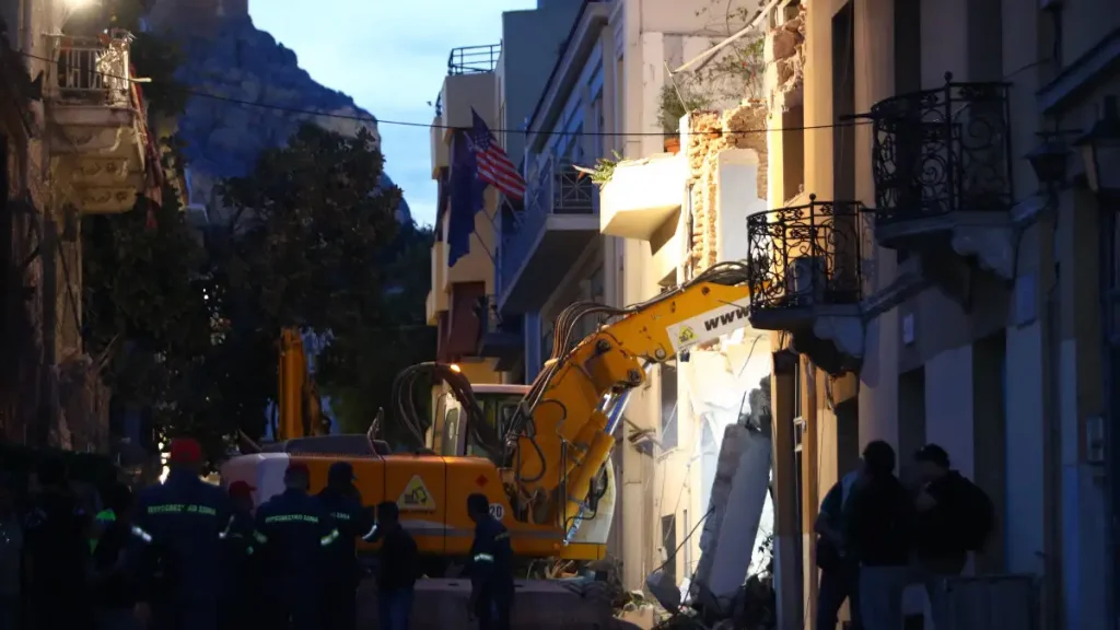 Έκρηξη στην Πλάκα: «Ολονύχτια μάχη για τους 6 αγνοούμενους – «Είναι ώρες αγωνίας», λέει ο Χάρης Δούκας