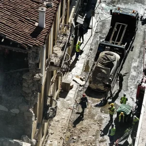 Πλάκα: Αγωνία για δύο ηλικιωμένους που αγνοούνται μετά την έκρηξη, έμεναν στον δεύτερο όροφο του κτηρίου