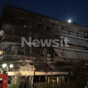 Στις φλόγες πολυκατοικία στη Νέα Ιωνία: «Στις 04:30 μια γυναίκα ούρλιαζε “φωτιά”, ακούστηκαν 3 εκρήξεις» -Συγκλονιστικές μαρτυρίες