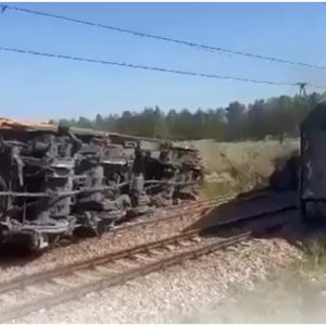 Τουλάχιστον ένας νεκρός και 20 τραυματίες μετά από σύγκρουση τρένου με μπετονιέρα στην Πολωνία - Δείτε βίντεο