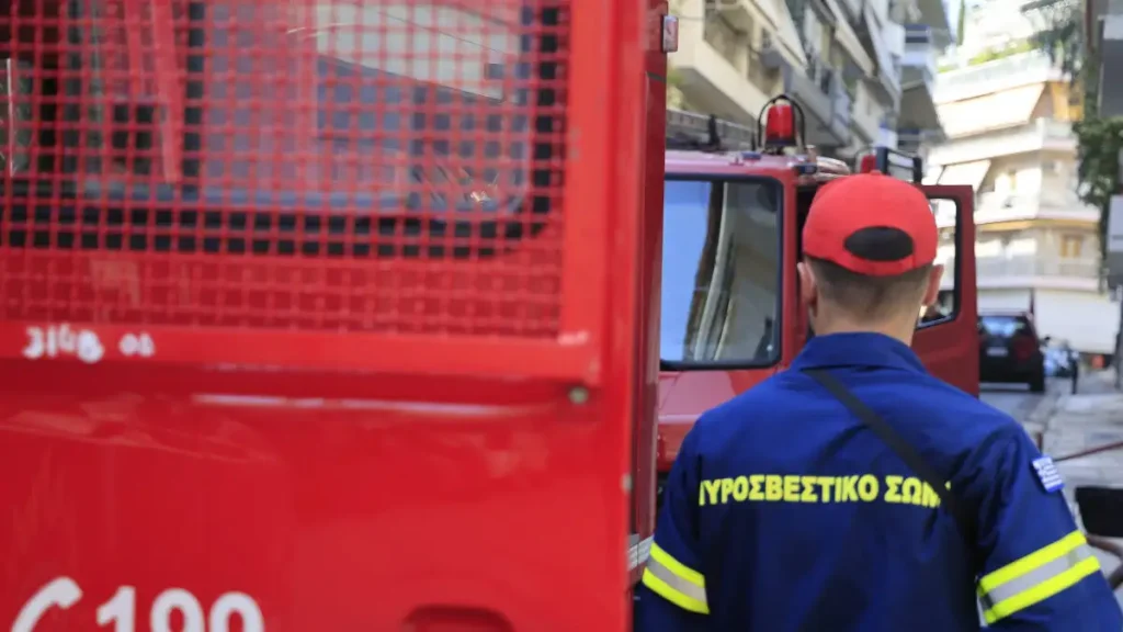 Πυρκαγιά σε διαμέρισμα στην Καλλιθέα Αττικής – Μία ηλικιωμένη στο νοσοκομείο