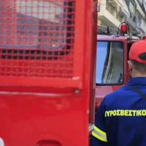 Πυρκαγιά σε διαμέρισμα στην Καλλιθέα Αττικής – Μία ηλικιωμένη στο νοσοκομείο