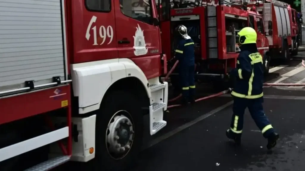 Πυρκαγιά στο Ωραιόκαστρο Θεσσαλονίκης: Καίει σε χώρο επιχείρησης μετάλλων