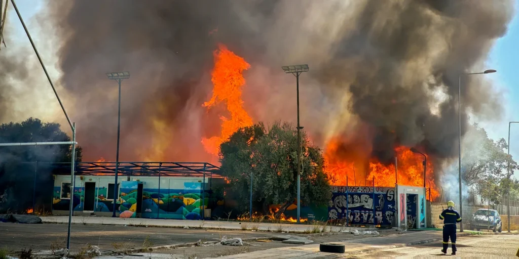 Φωτιά σε οικόπεδο στου Ρέντη -Καίγονται λάστιχα και παλέτες, έντονος μαύρος καπνός, ήχησε το 112