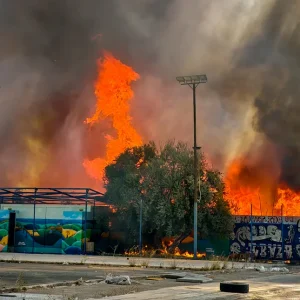 Φωτιά σε οικόπεδο στου Ρέντη -Καίγονται λάστιχα και παλέτες, έντονος μαύρος καπνός, ήχησε το 112