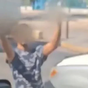 Ρομά έκλεισαν τον δρόμο σε λεωφορείο στον Πειραιά και προπηλάκισαν τον οδηγό – «Ήταν εκτός ορίων»