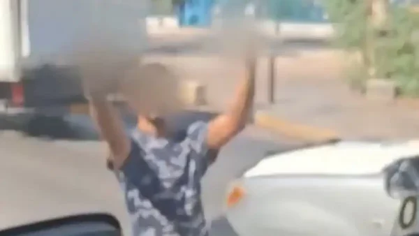 Ρομά έκλεισαν τον δρόμο σε λεωφορείο στον Πειραιά και προπηλάκισαν τον οδηγό – «Ήταν εκτός ορίων»