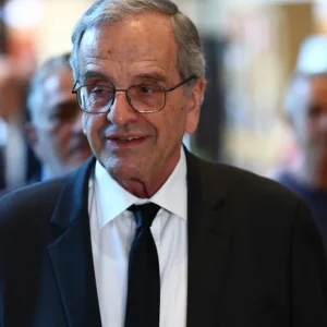 Ανταρτοπόλεμος Σαμαρά: Προσπαθεί να κερδίσει χρόνο μέχρι να ανακοινώσει το κόμμα -Ξεκάθαρες απαντήσεις από την κυβέρνηση