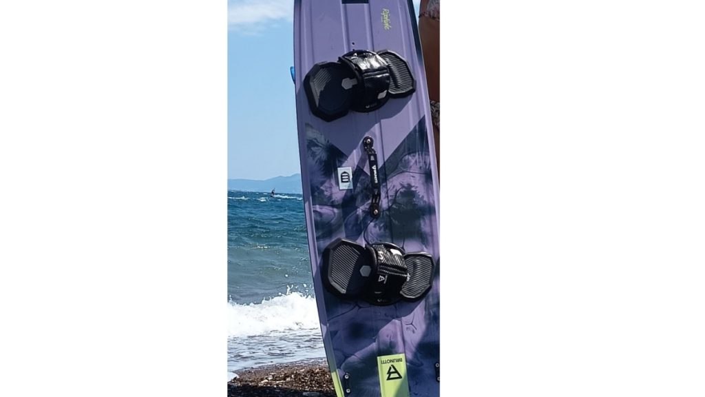 Χάθηκε σανίδα kite surf - Bοηθήστε να τη βρούμε