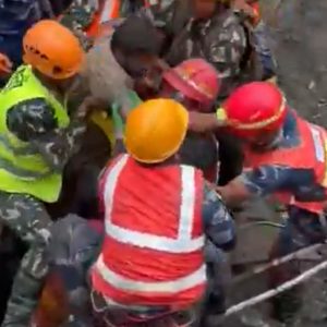 Θαύμα στο Νεπάλ: Δύο εργάτες βγήκαν ζωντανοί από σήραγγα εννέα ημέρες μετά τις πλημμύρες - Η συγκινητική στιγμή της διάσωσης