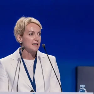 Αλεξάνδρα Σδούκου: Απαντάει στον Φαραντούρη δημοσιεύοντας την εγγραφή της στη ΝΔ από το μακρινό 1997 – «Δεν είμαστε όλοι ίδιοι»