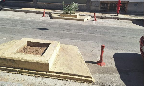 Λαμία: Αυτά τα εκτρώματα, στην οδό Θερμοπυλών, πότε ξηλωθούν?