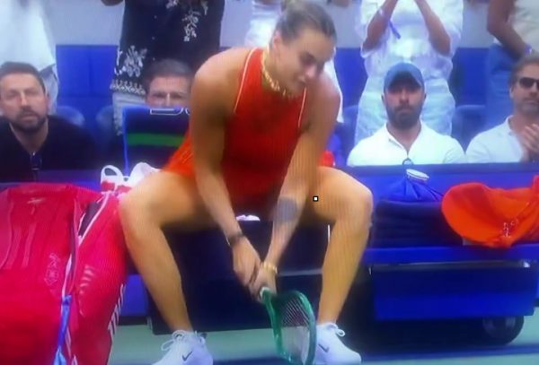 Οργή Σαμπαλένκα μετά τον χαμένο τελικό του US Open, ξέσπασε στην ρακέτα της και τη διέλυσε