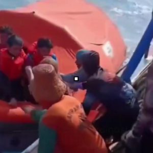 Ινδονησία: Έξι νεκροί και 130 αγνοούμενοι από τη βύθιση πλοίου – Έχουν διασωθεί 113 επιβάτες