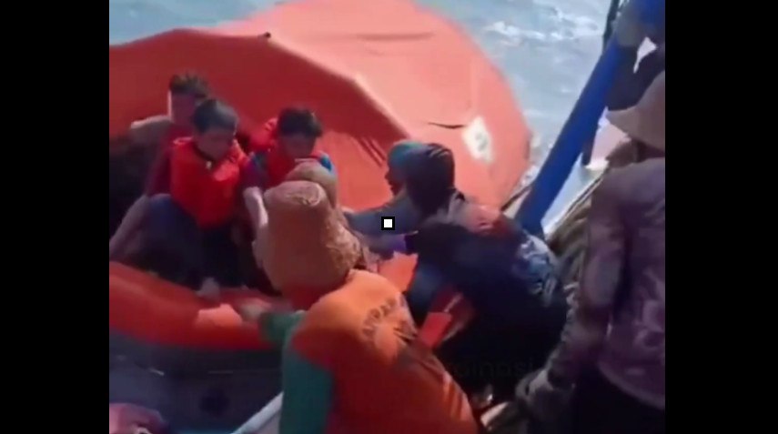 Ινδονησία: Έξι νεκροί και 130 αγνοούμενοι από τη βύθιση πλοίου – Έχουν διασωθεί 113 επιβάτες