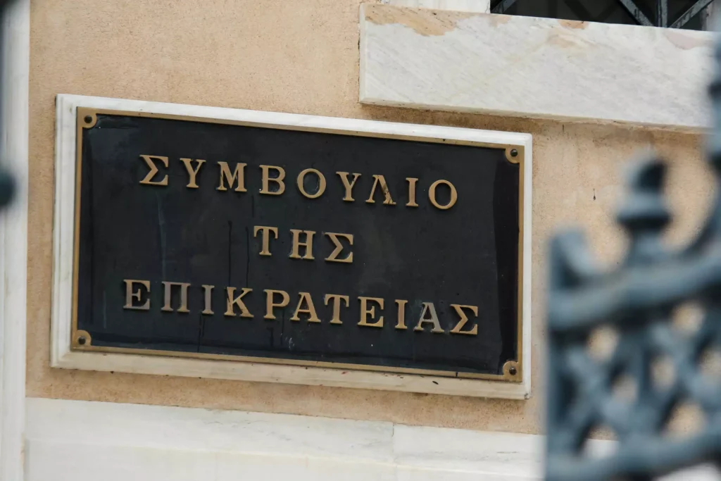 ΣτΕ: Δήμοι και Περιφέρειες θα καταβάλλουν αποζημιώσεις για ζημιές σε ακίνητα που έχουν χτιστεί με παράνομες άδειες κοντά σε ρέματα